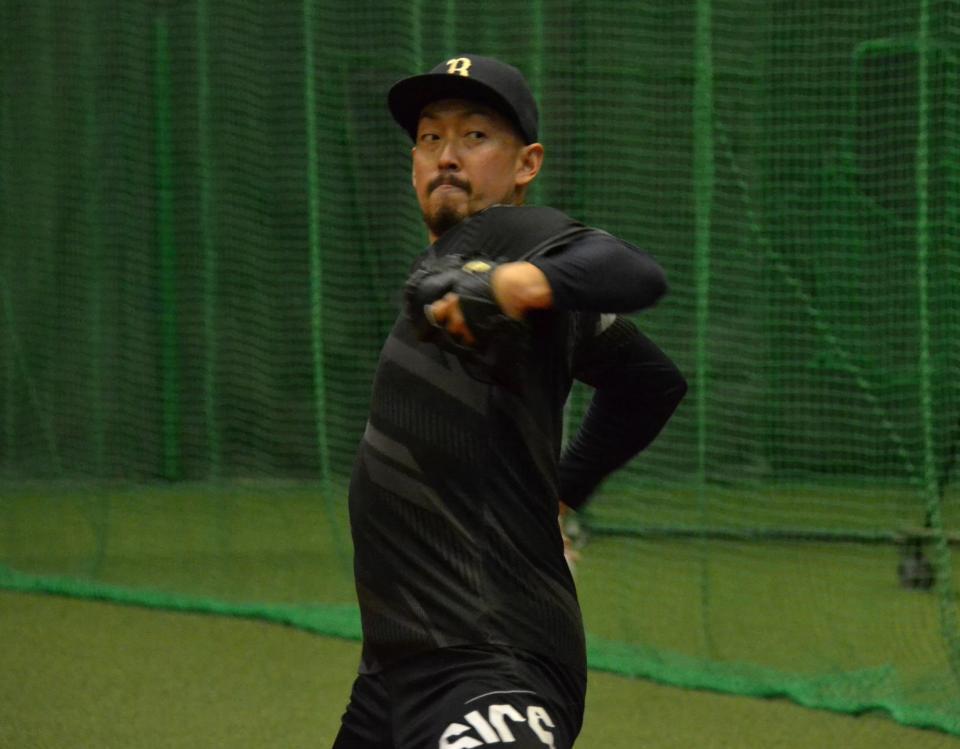 　キャッチボールを行う平野