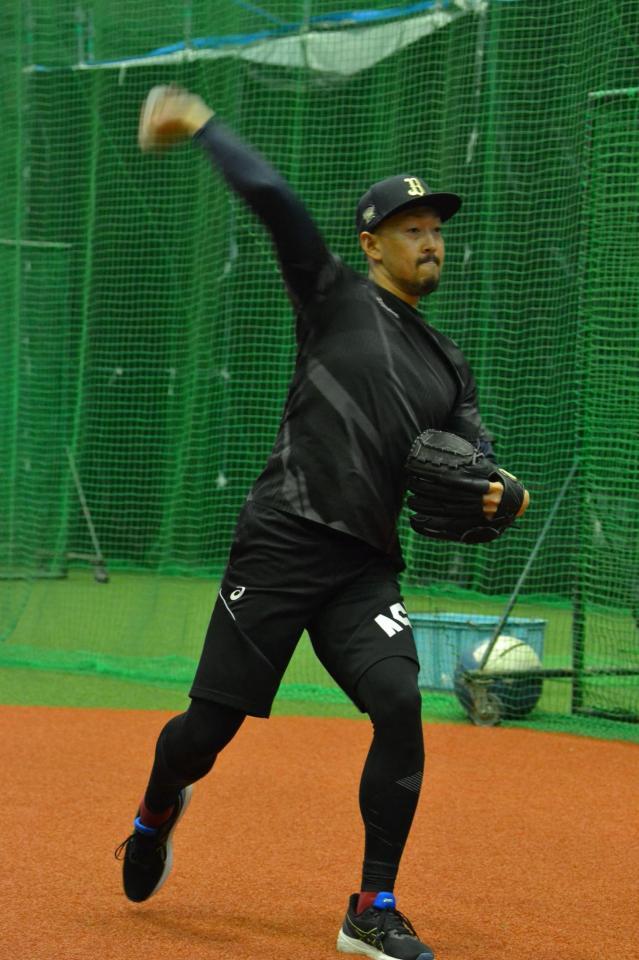 　キャッチボールを行う平野