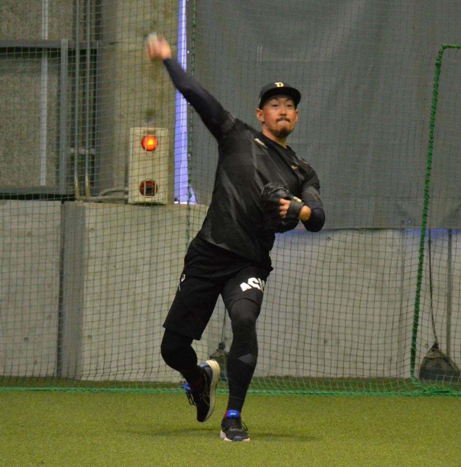 　キャッチボールを行う平野