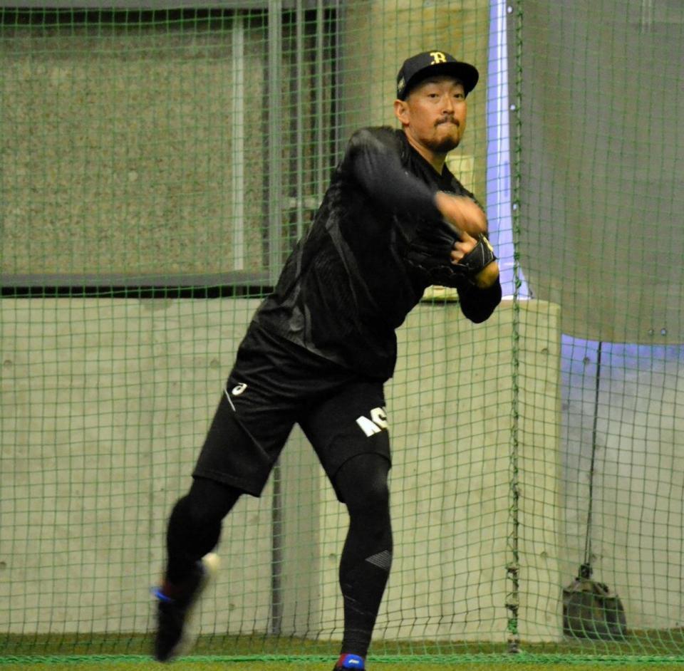 　キャッチボールを行う平野