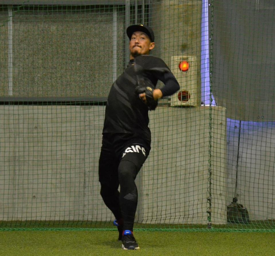 　キャッチボールを行う平野