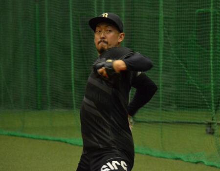 　キャッチボールを行う平野