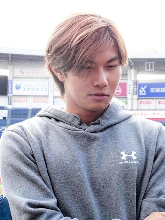 　自主トレを公開し取材に応じる藤原