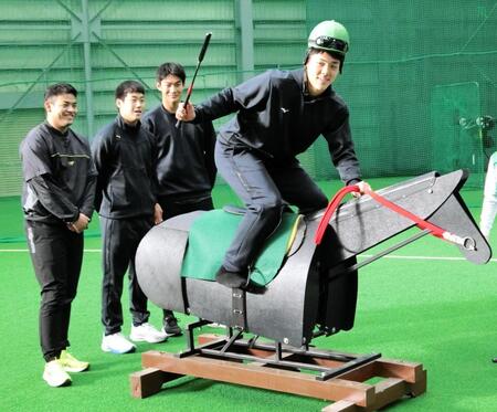 　木馬にまたがりポーズを決める（右から）柴田、見守る清水大、渋谷、川勝