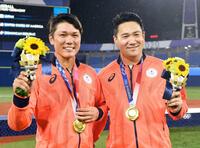 　金メダルを手にポーズをとる坂本（左）と田中将＝２０２１年８月