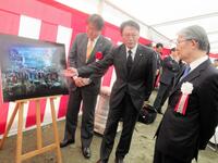 　「ジャイアンツタウンスタジアム」に併設される水族館の起工式に出席した山口オーナー（右）