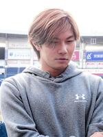 　自主トレを公開し取材に応じる藤原