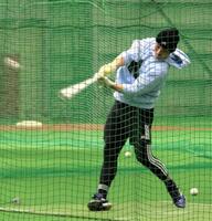 　ティー打撃で力強いスイングを見せる清宮