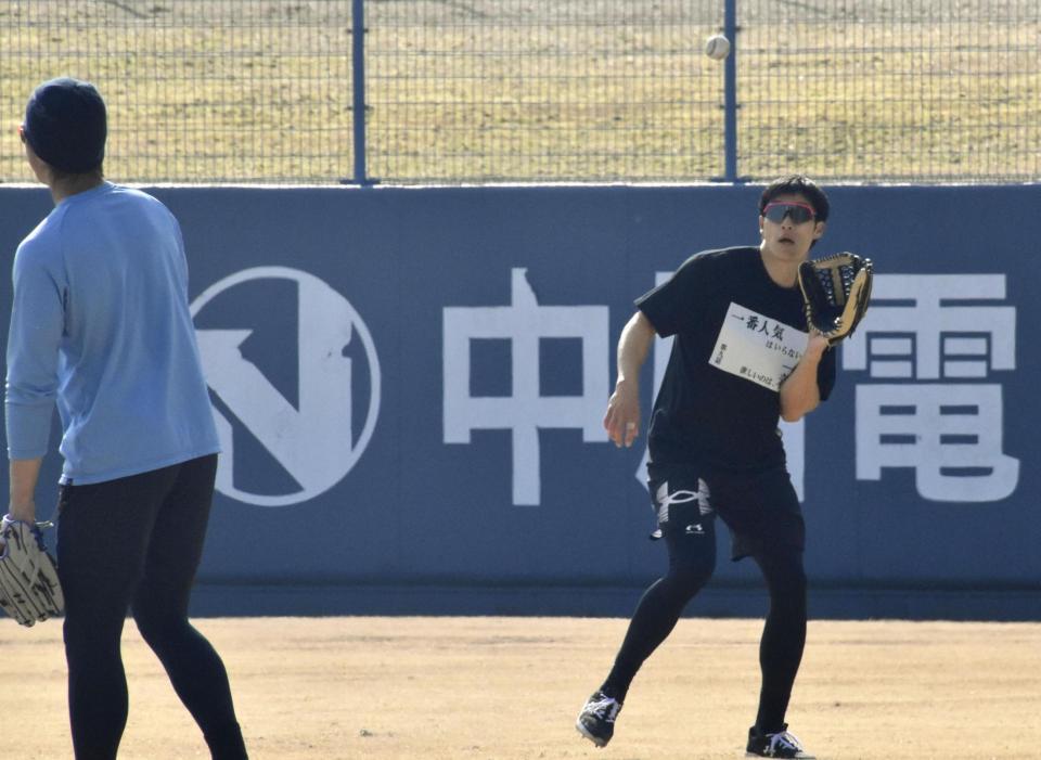 　守備練習する柳田