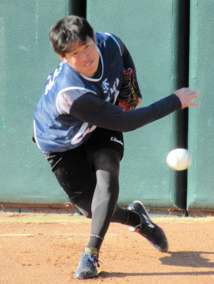 　ブルペンで投球練習を行う下川