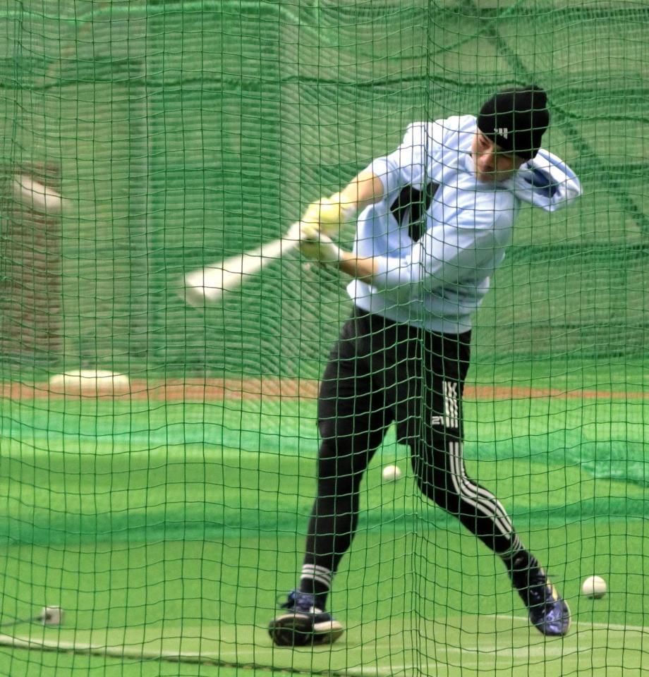 　ティー打撃で力強いスイングを見せる清宮