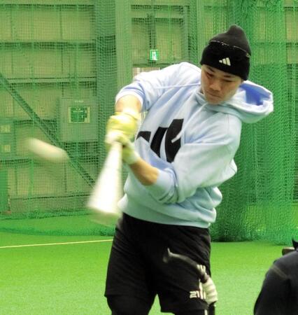 　ティー打撃をする清宮