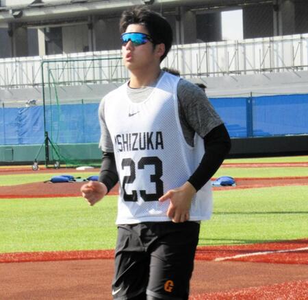 　新人合同自主トレに参加した石塚