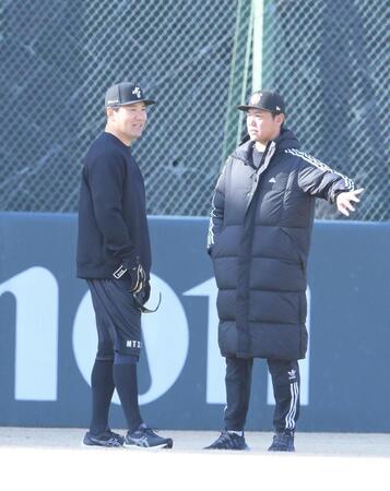 　内海コーチ（右）と会話を交わす田中将（撮影・伊藤笙子）