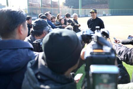 　自主トレ公開を終え、記者からの取材を受ける田中将（撮影・伊藤笙子）