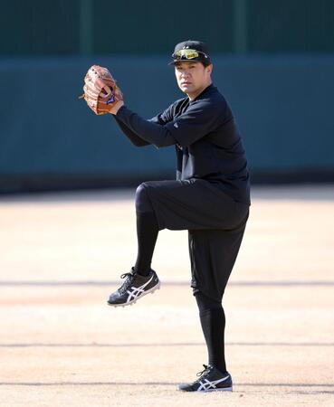 　フォームをチャックしながらキャッチボールを行う田中将（撮影・伊藤笙子）