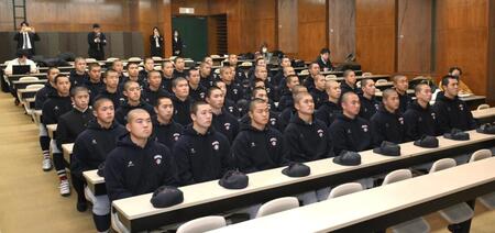 　センバツの選考結果を見守る横浜の選手たち（撮影・伊藤笙子）