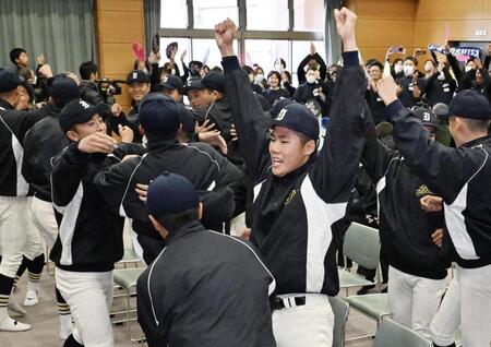 　２１世紀枠で初出場が決まり、喜ぶ壱岐の選手たち