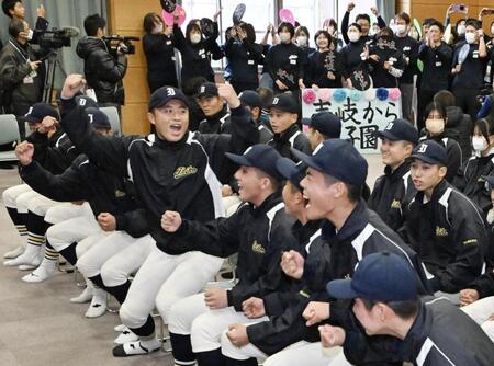 　２１世紀枠で初出場が決まり、喜ぶ壱岐の選手たち