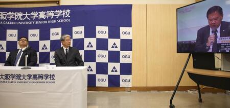 　大院大高は選出されず天を仰ぐ辻盛監督（左端。右は角田校長）＝撮影・坂部計介