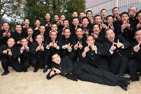 　センバツ出場を決め喜びを爆発させる早実ナイン（撮影・園田高夫）