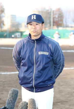　甲子園出場に向けて、意気込みを語る広島商・荒谷忠勝監督（撮影・市尻達拡）