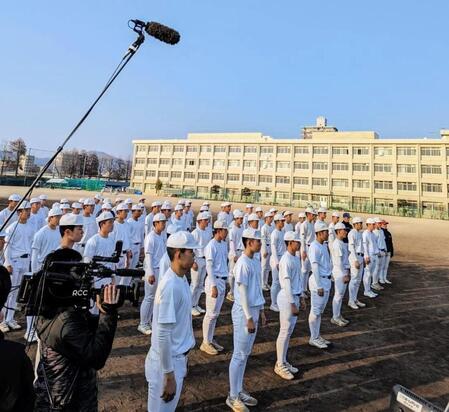 　直立不動で校長からの選抜野球大会選出を聞く広島商ナイン（撮影・畠山賢大）