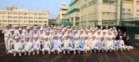 　２３度目の選抜出場で、勝利を誓う広島商ナイン（撮影・市尻達拡）