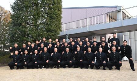 　センバツ出場を決め記念写真に収まる早実ナイン（撮影・園田高夫）