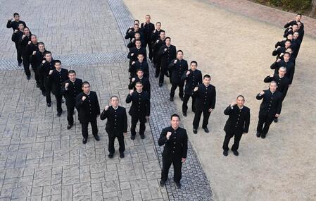 　キャプテンの中村心大（中央手前）を中心にＷの人文字を作る早実ナイン（撮影・園田高夫）