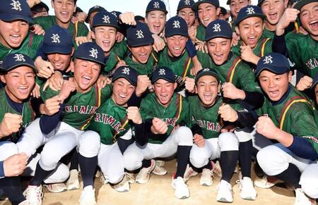 　センバツ出場が決まり喜びを爆発させる千葉黎明の選手（撮影・佐藤厚）