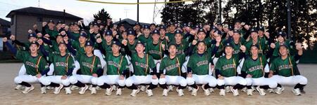 　センバツ出場が決まり喜びを爆発させる千葉黎明の選手（撮影・佐藤厚）