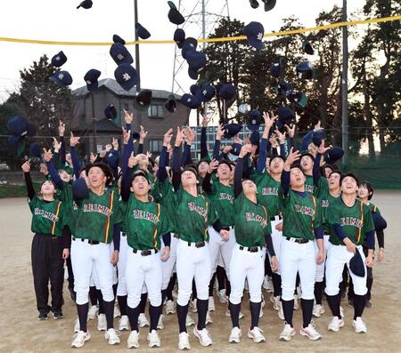 センバツ出場が決まり喜びを爆発させる千葉黎明の選手（撮影・佐藤厚）