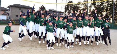 　センバツ出場が決まり喜びを爆発させる千葉黎明の選手（撮影・佐藤厚）