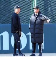 　内海コーチ（右）と会話を交わす田中将（撮影・伊藤笙子）