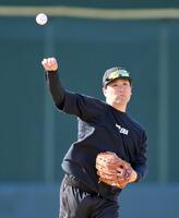 　キャッチボールをする田中将（撮影・伊藤笙子）