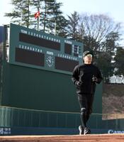 　ウオーミングアップをする田中将（撮影・伊藤笙子）