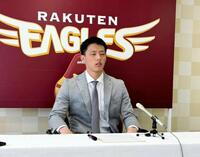 　契約更改交渉を終え、会見する辰己（撮影・松井美里）