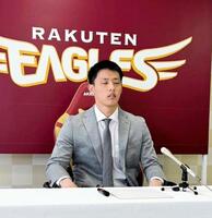 　契約更改交渉を終え、会見する辰己（撮影・松井美里）