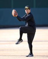 　フォームをチャックしながらキャッチボールを行う田中将（撮影・伊藤笙子）