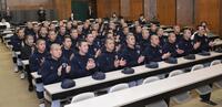 　２１世紀枠で横浜清陵が選ばれ、拍手を送る横浜ナイン（撮影・伊藤笙子）