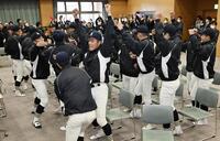 　２１世紀枠で初出場が決まり、喜ぶ壱岐の選手たち