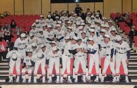 　喜ぶ東洋大姫路ナイン（撮影・石井剣太郎）