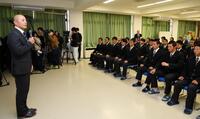 　２１世紀枠に選出されず、山城・岸本馨一郎監督（左端）はナインに声を掛ける（撮影・山口登）