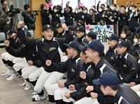 　２１世紀枠で初出場が決まり、喜ぶ壱岐の選手たち