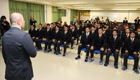 　２１世紀枠に選出されず、山城ナインは岸本馨一郎監督（左端）から声を掛けられる（撮影・山口登）