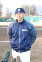 　甲子園出場に向けて、意気込みを語る広島商・荒谷忠勝監督（撮影・市尻達拡）
