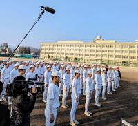 　直立不動で校長からの選抜野球大会選出を聞く広島商ナイン（撮影・畠山賢大）