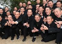 　喜びを爆発させるキャプテンの中村心大（中央）ら早実ナイン（撮影・園田高夫）