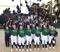 センバツ出場が決まり喜びを爆発させる千葉黎明の選手（撮影・佐藤厚）